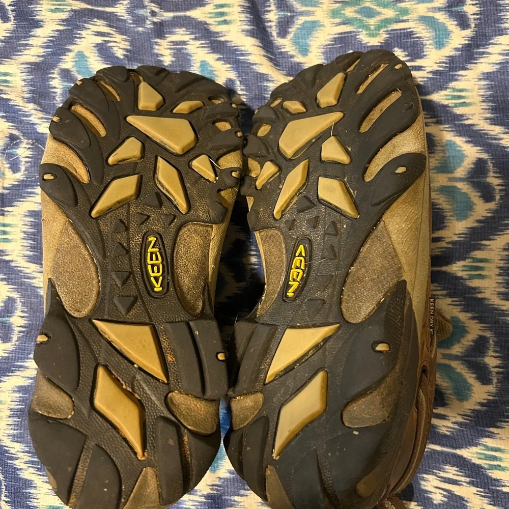 GUC Women's Keen hiking shoes